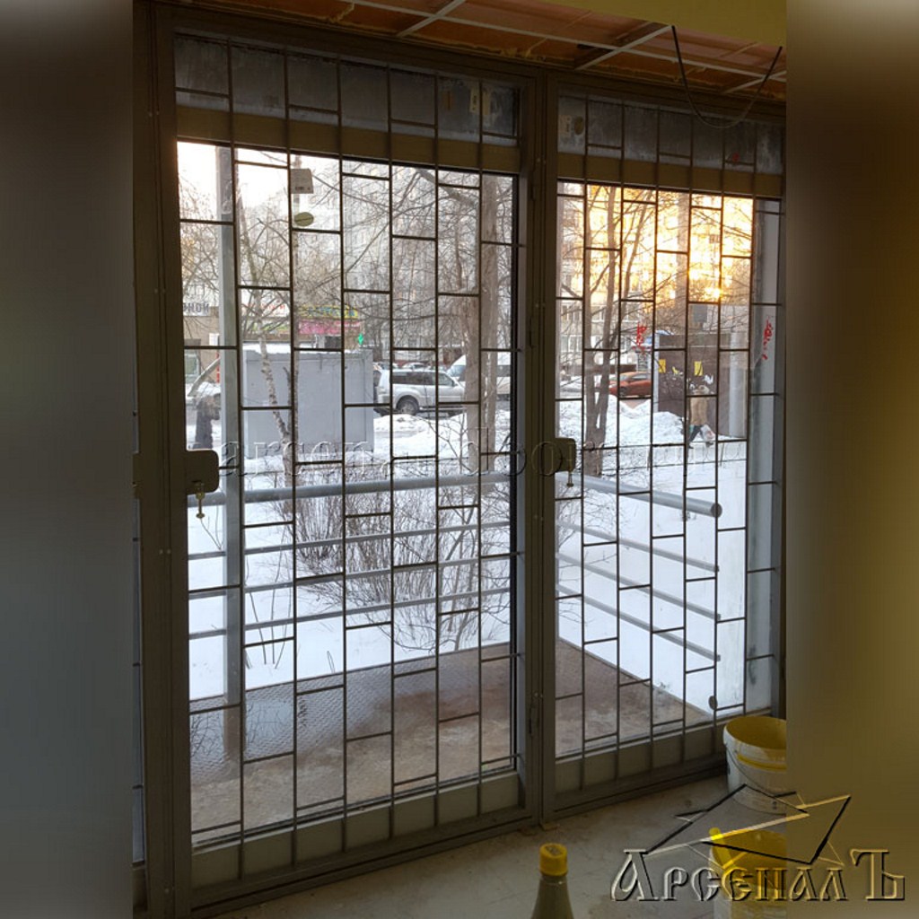 Решетчатая дверь в магазин