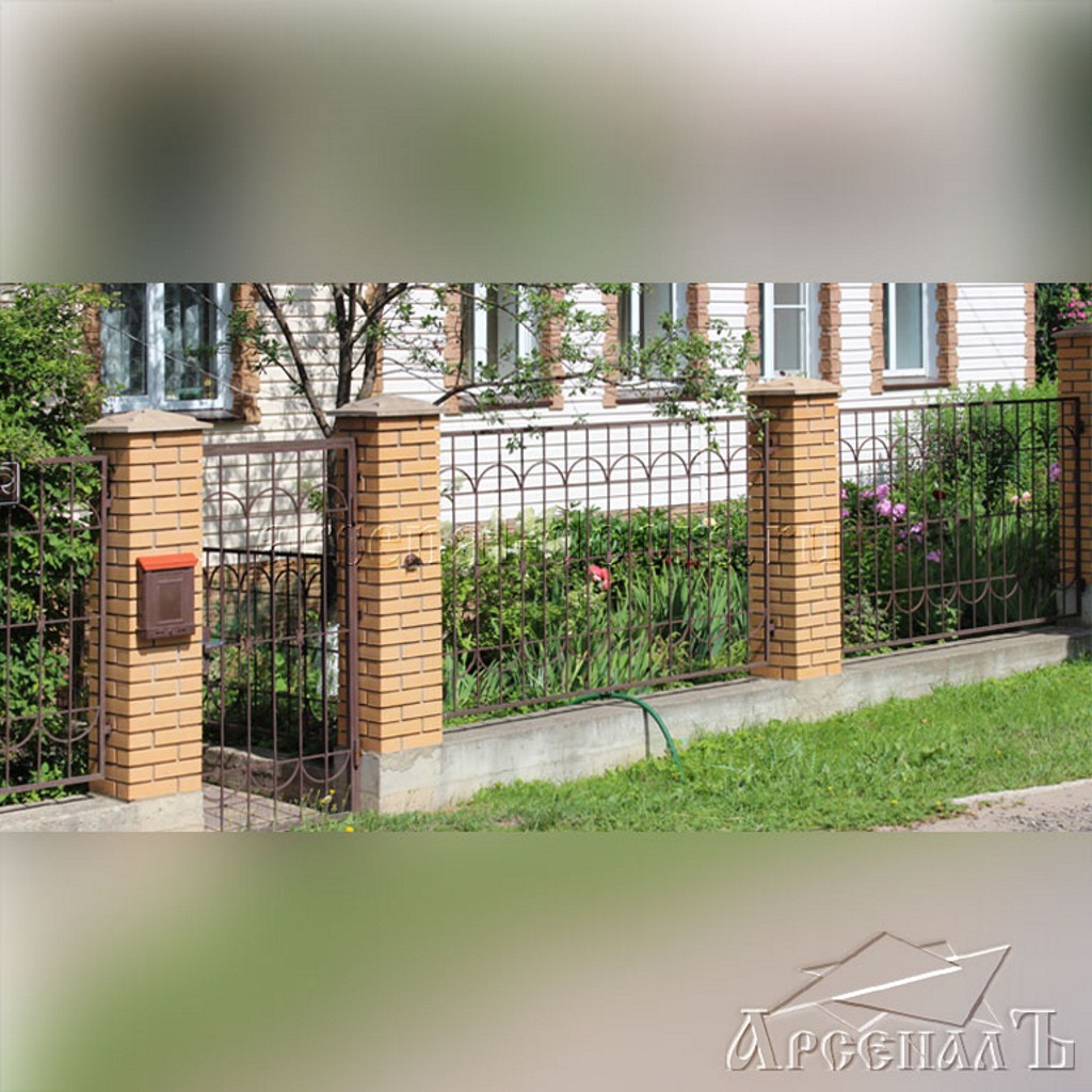 Металлический забор с калиткой