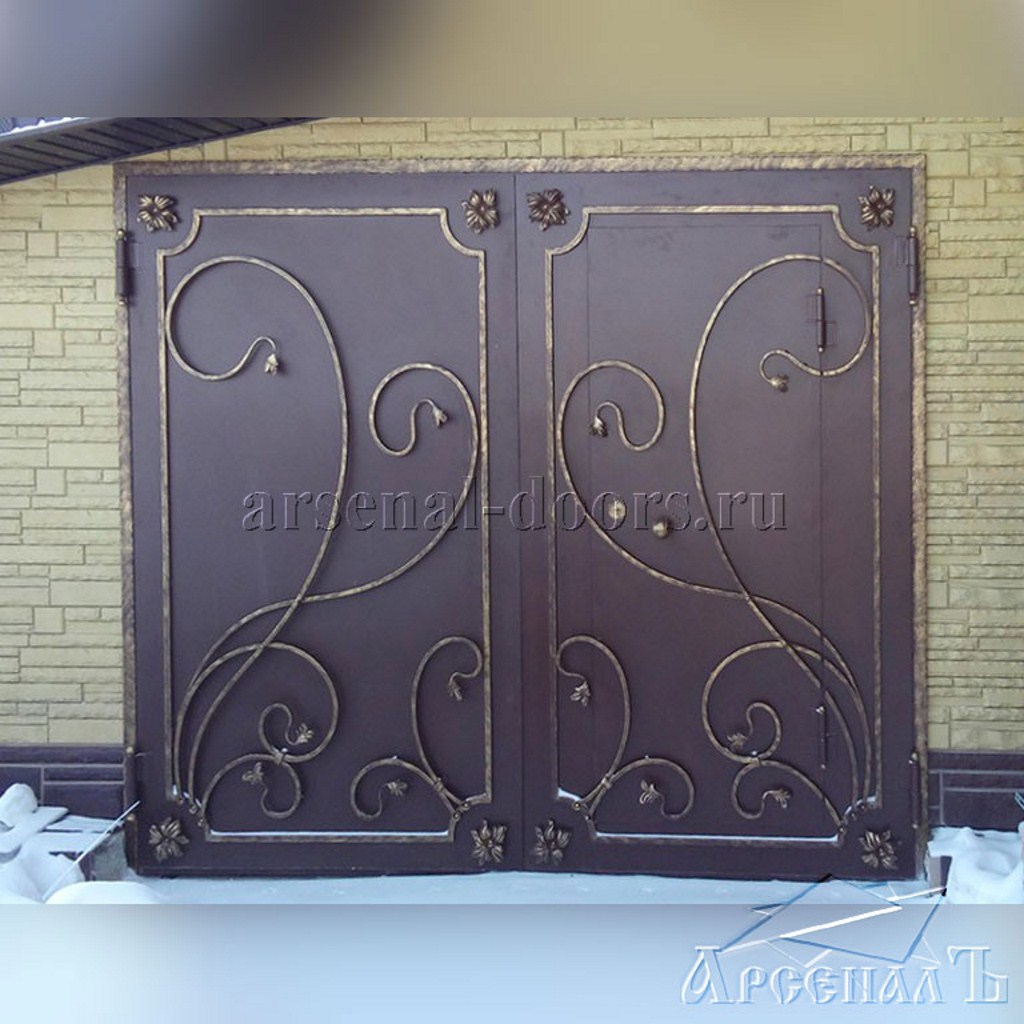 Красивые распашные железные гаражные ворота с ковкой
