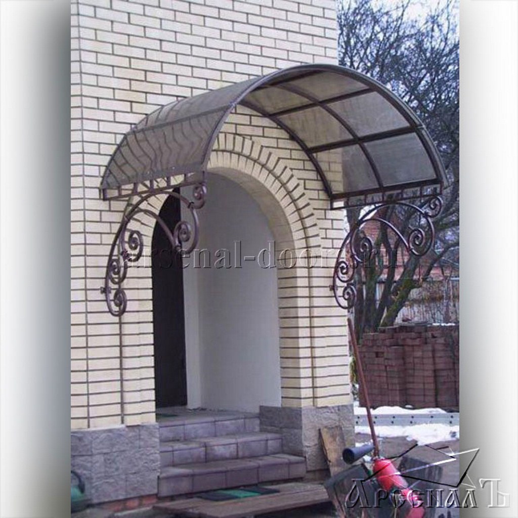 Красивый козырек из поликарбоната с элементами ковки