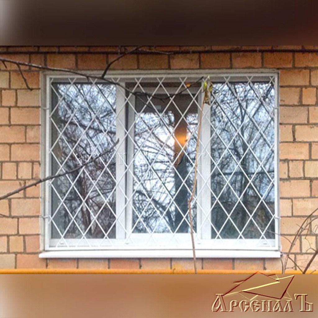 Железная оконная решетка