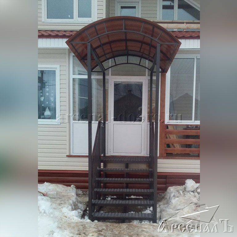  Козырьки из поликарбоната и металлические лестницы